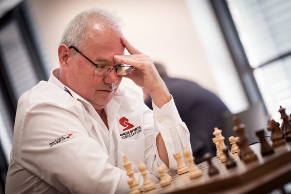 Turniersieger IM Harald Schneider-Zinner in der 9. Runde